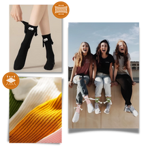 Carica l'immagine nel visualizzatore di Gallery, Divertenti calzini con mani magnetiche - Ozerty
