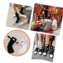 Carica l'immagine nel visualizzatore di Gallery, Divertenti calzini con mani magnetiche - Ozerty
